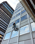 Trabajos de limpieza integral de fachadas en Edificio Sacyr.